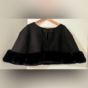 Hell Bunny short black cape with faux fur trim, size 5XL